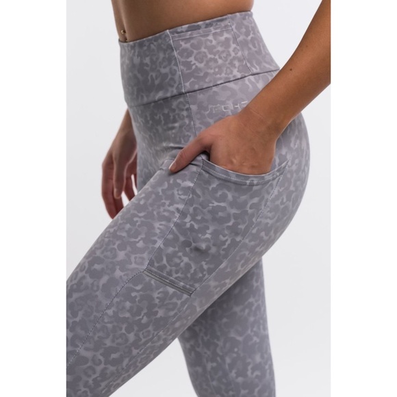 Echt Wild Pocket Leggings - Picture 6 of 15